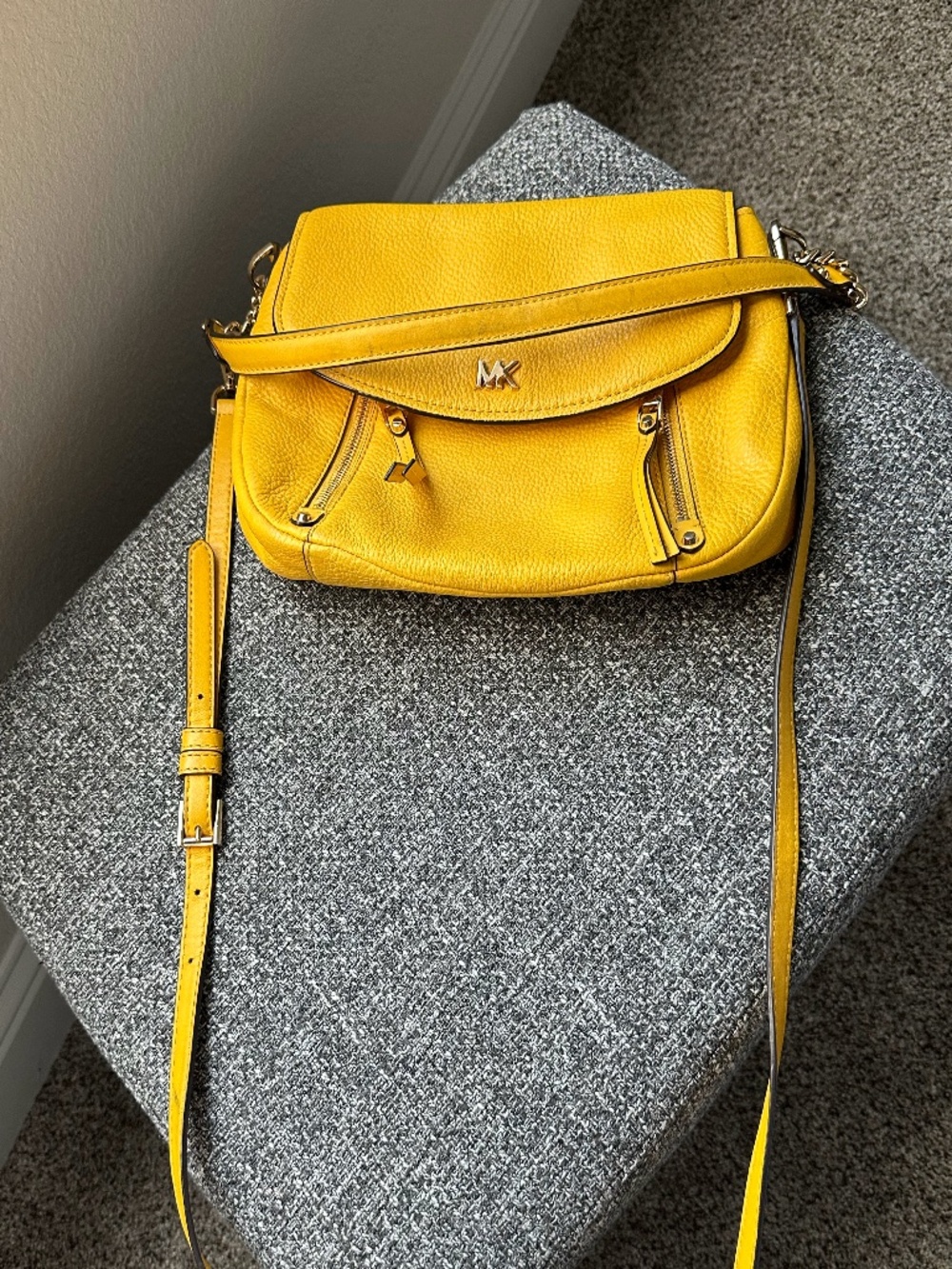 Michael Kors Evie Medium Shoulder Crossbody Bag - Picture 2 of 8